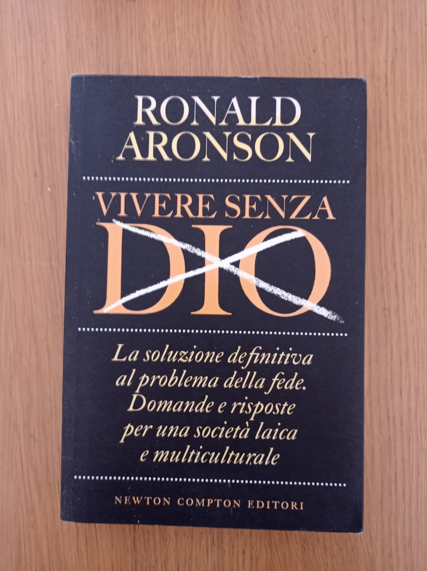 Vivere senza Dio. La soluzione definitiva al problema della fede. Domande e risposte per una società laica e multiculturale - copertina