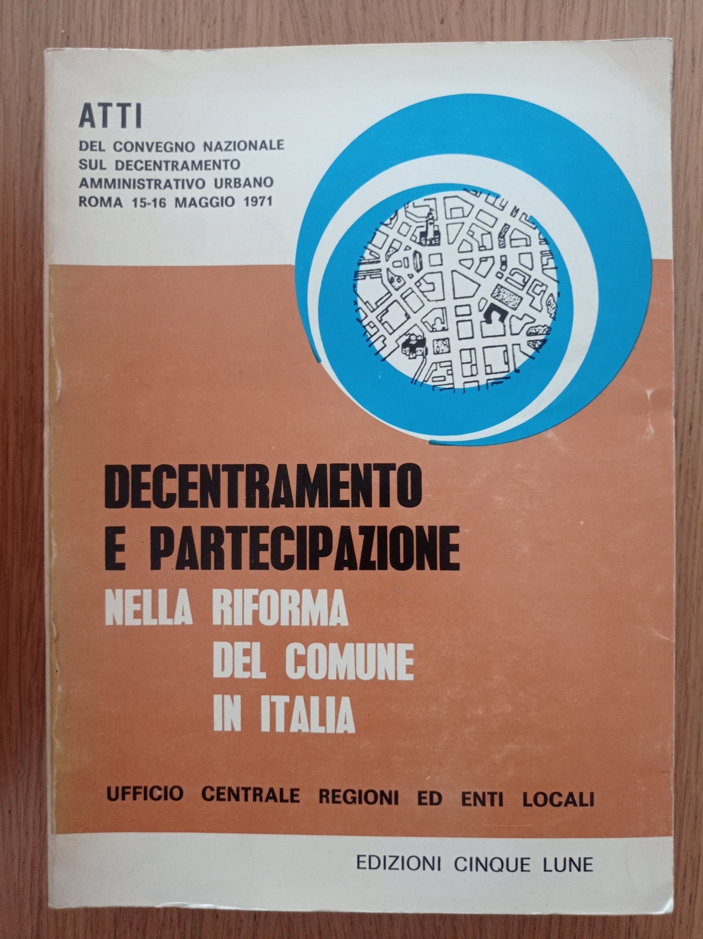 Decentramento e partecipazione nella riforma del comune in Italia - copertina