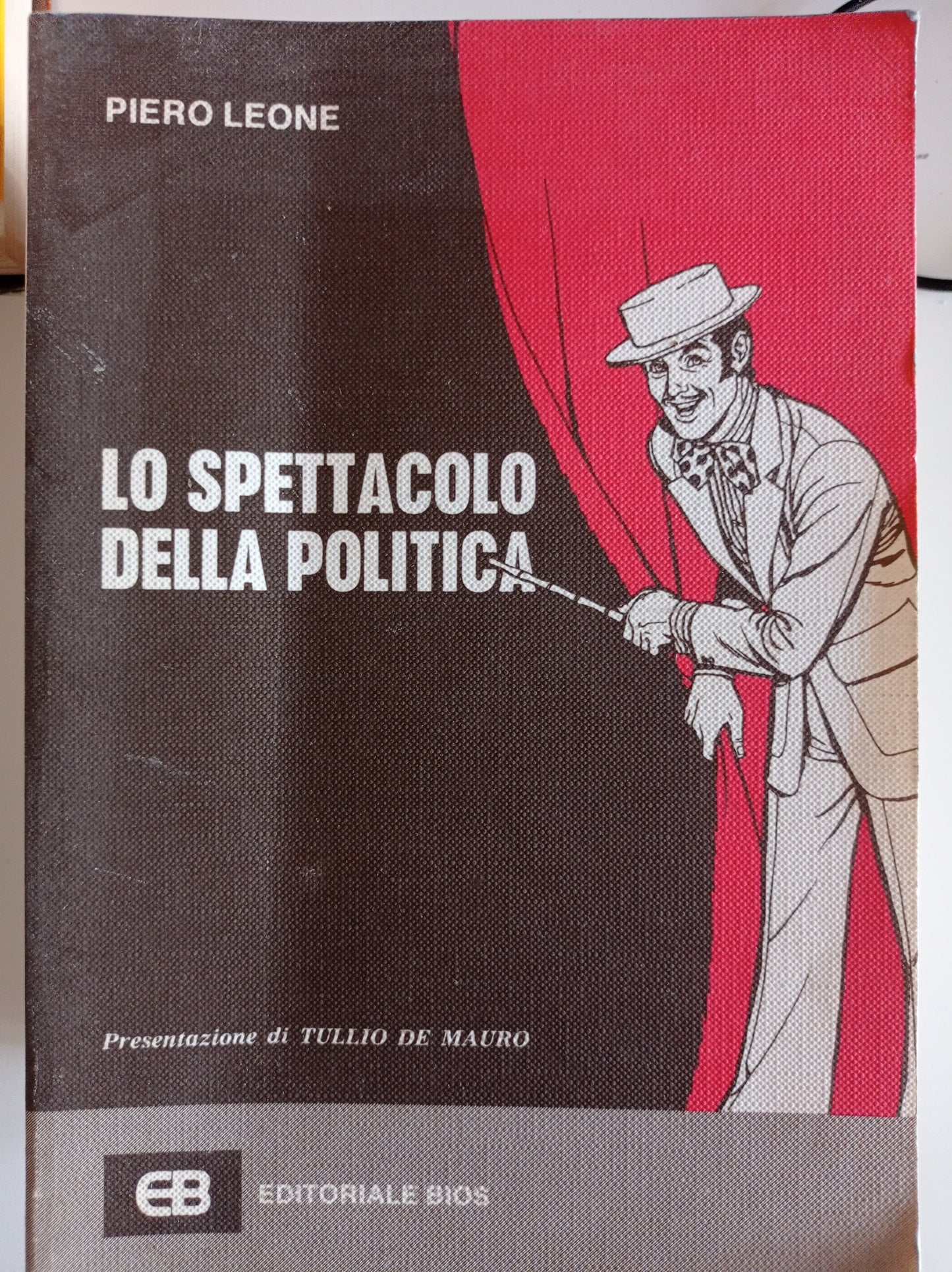 Lo spettacolo della politica - copertina