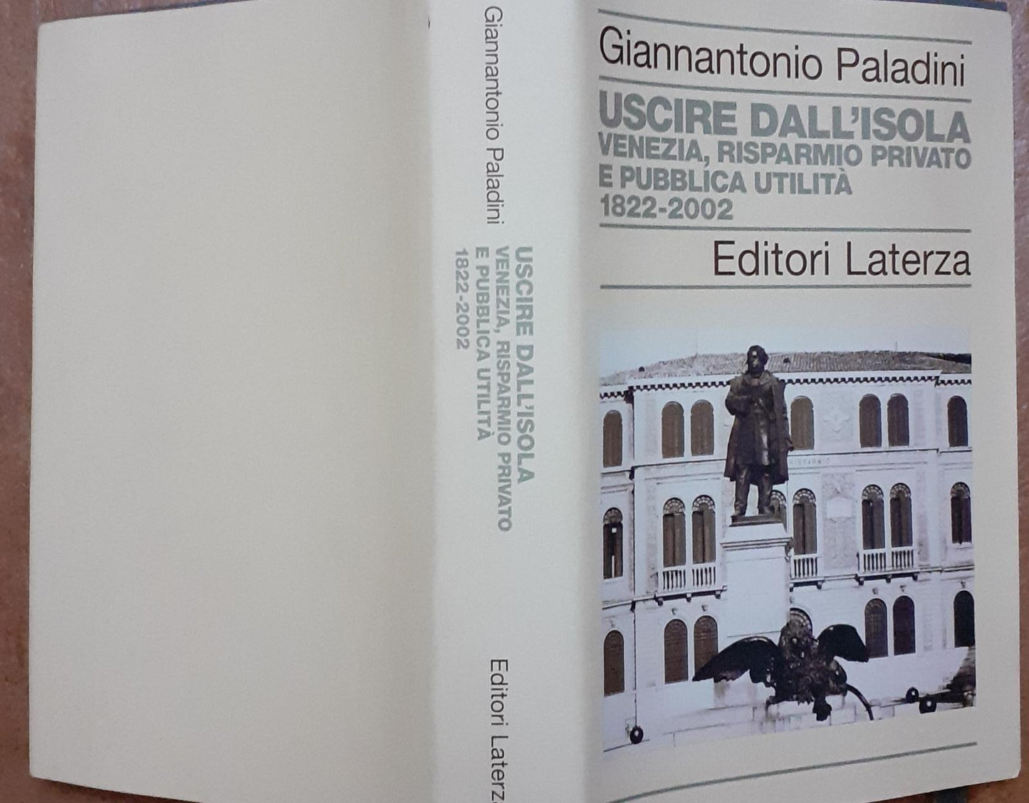 Uscire dall'isola : Venezia, risparmio privato e pubblica utilita, 1822-2002 - copertina