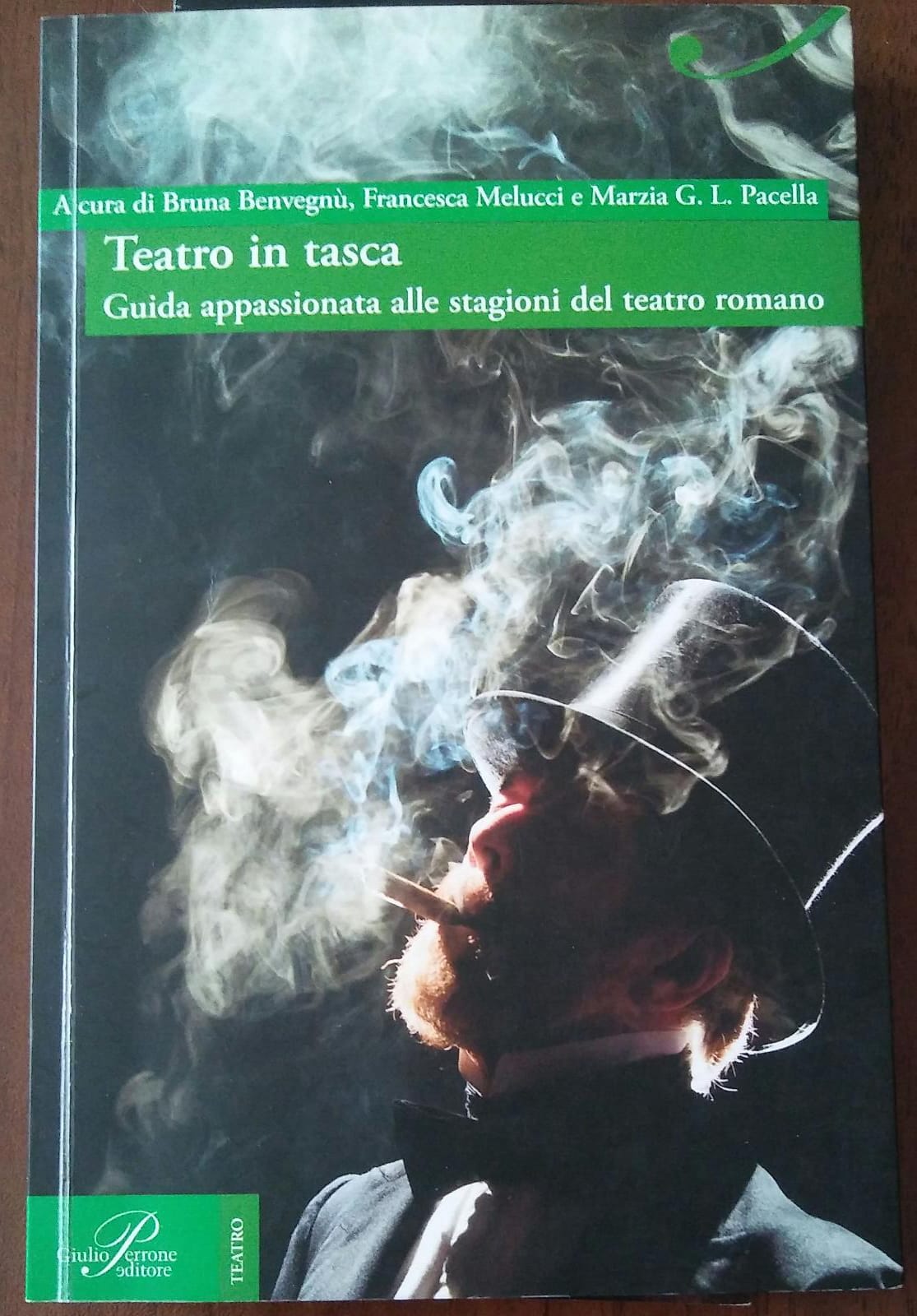 Teatro in tasca. Guida appassionata alle stagioni del teatro romano - copertina