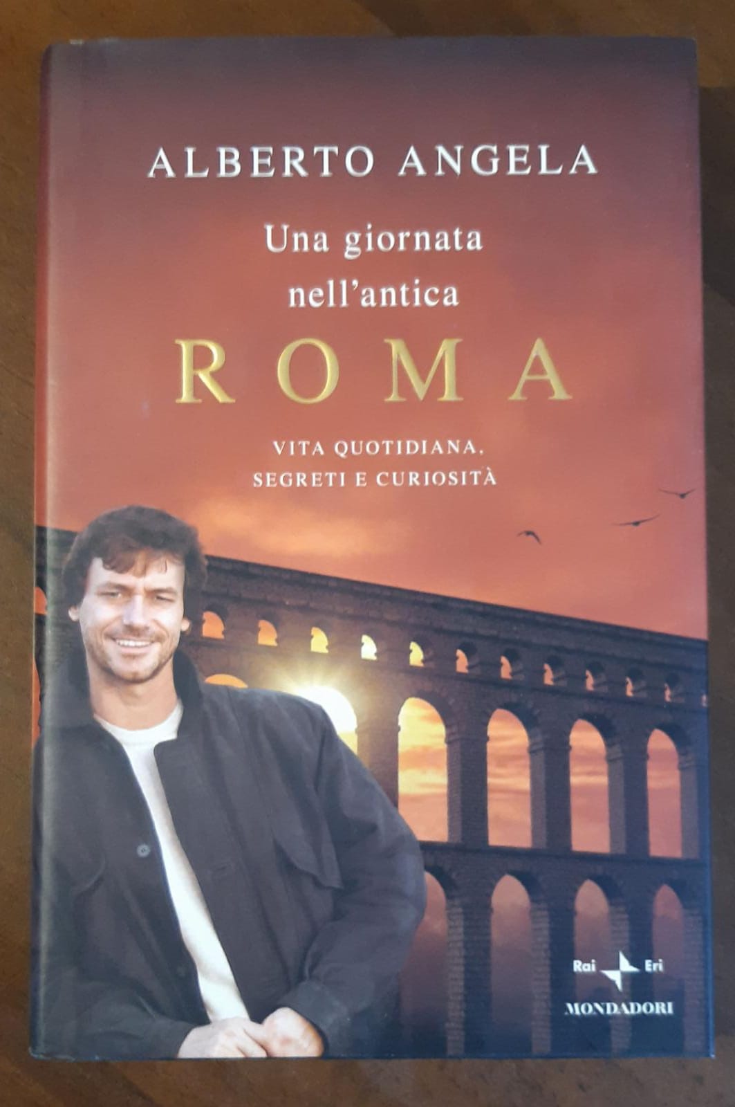 Una giornata nell'antica Roma. Vita quotidiana, segreti e curiosità - copertina