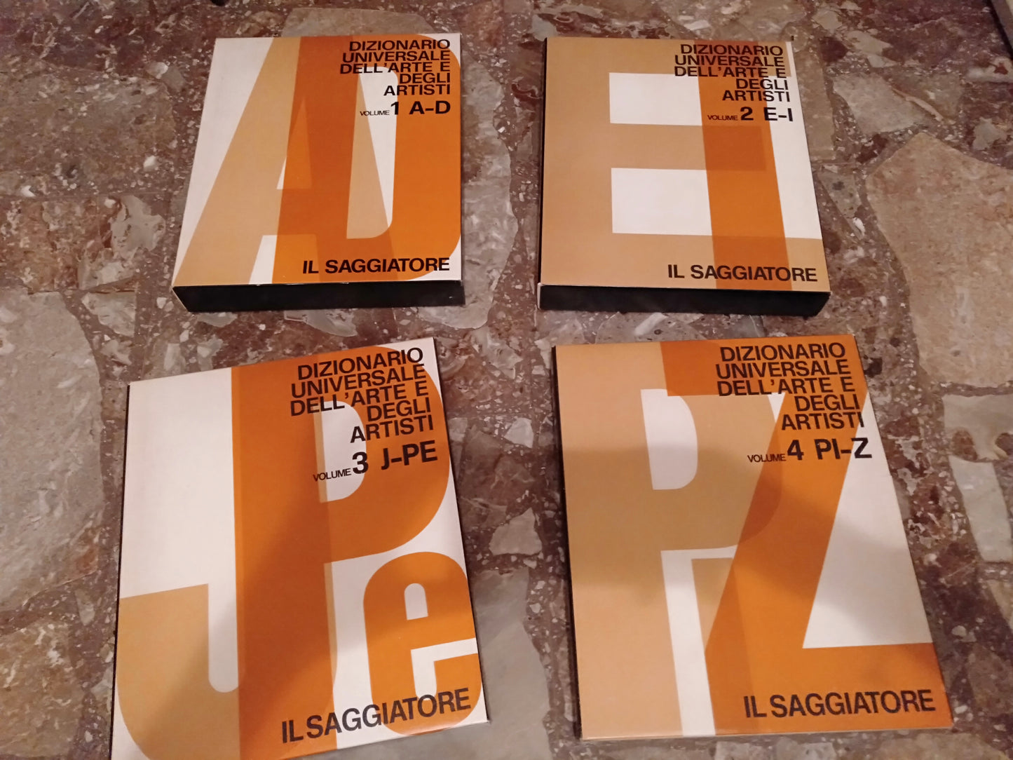 Dizionario Universale dell' arte e degli artisti vol. 1 A-D vol.2 E-I vol.3 j-pe vol.4 pi-z - copertina