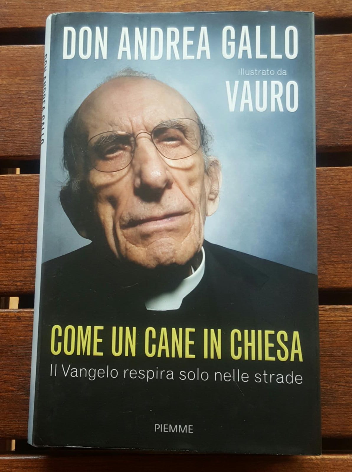 Come un cane in Chiesa. Il Vangelo respira solo nelle strade - copertina