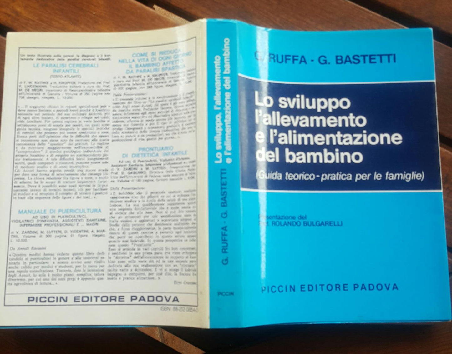 Lo sviluppo, l'allevamento e l'alimentazione del bambino. Guida teorico pratica per le famiglie - copertina