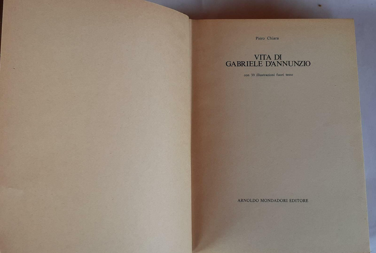 Vita di Gabriele D'Annunzio - copertina