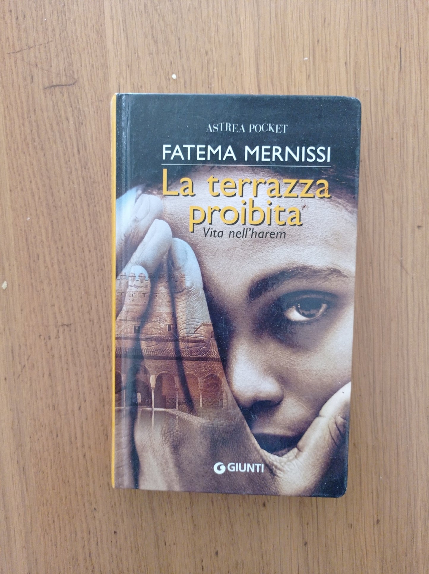 La terrazza proibita. Vita nell\'harem - copertina