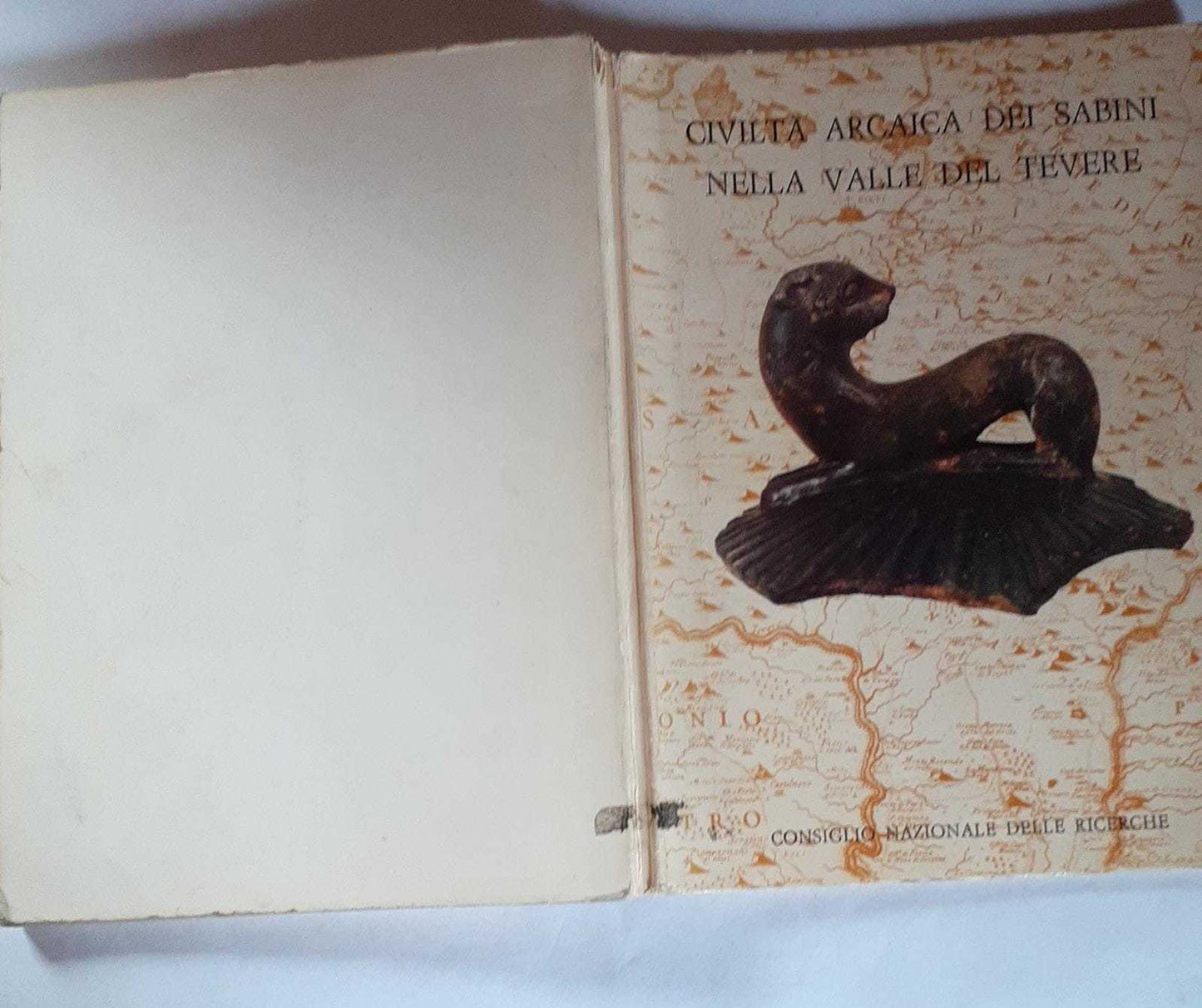 Civiltà arcaica dei Sabini. Le scoperte della necropoli di Colle del Forno. Catalogo della mostra maggio-luglio 1973 - copertina