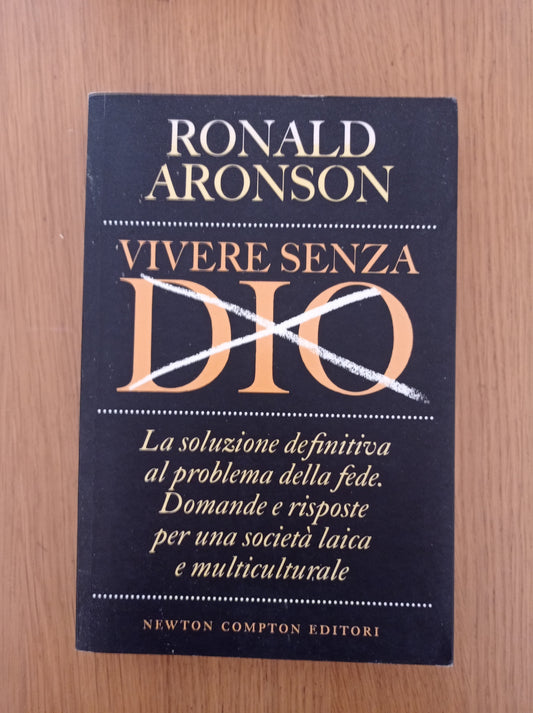 Vivere senza Dio. La soluzione definitiva al problema della fede. Domande e risposte per una società laica e multiculturale - copertina
