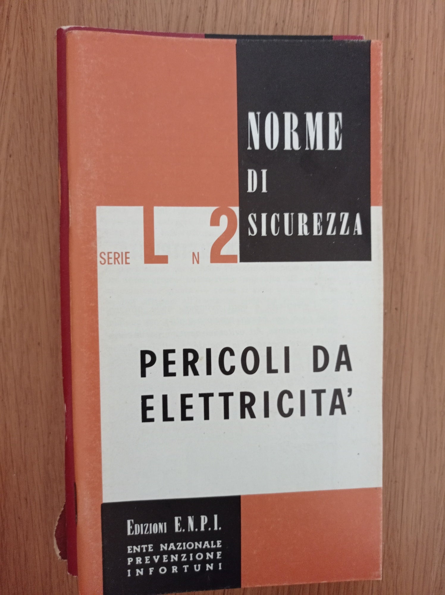 Pericoli da elettricità - copertina