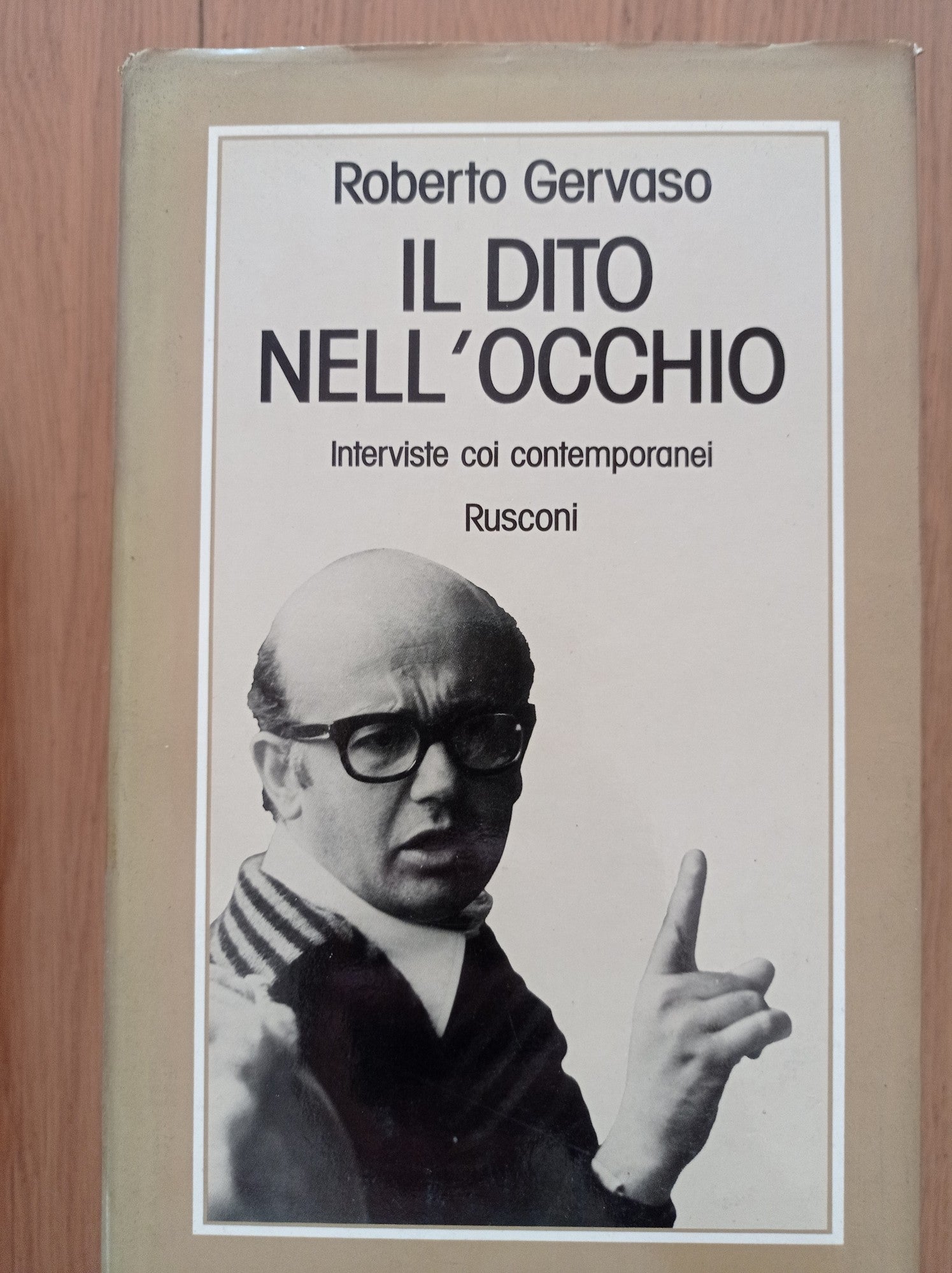 Il dito nell'occhio - interviste coi contemporanei - copertina