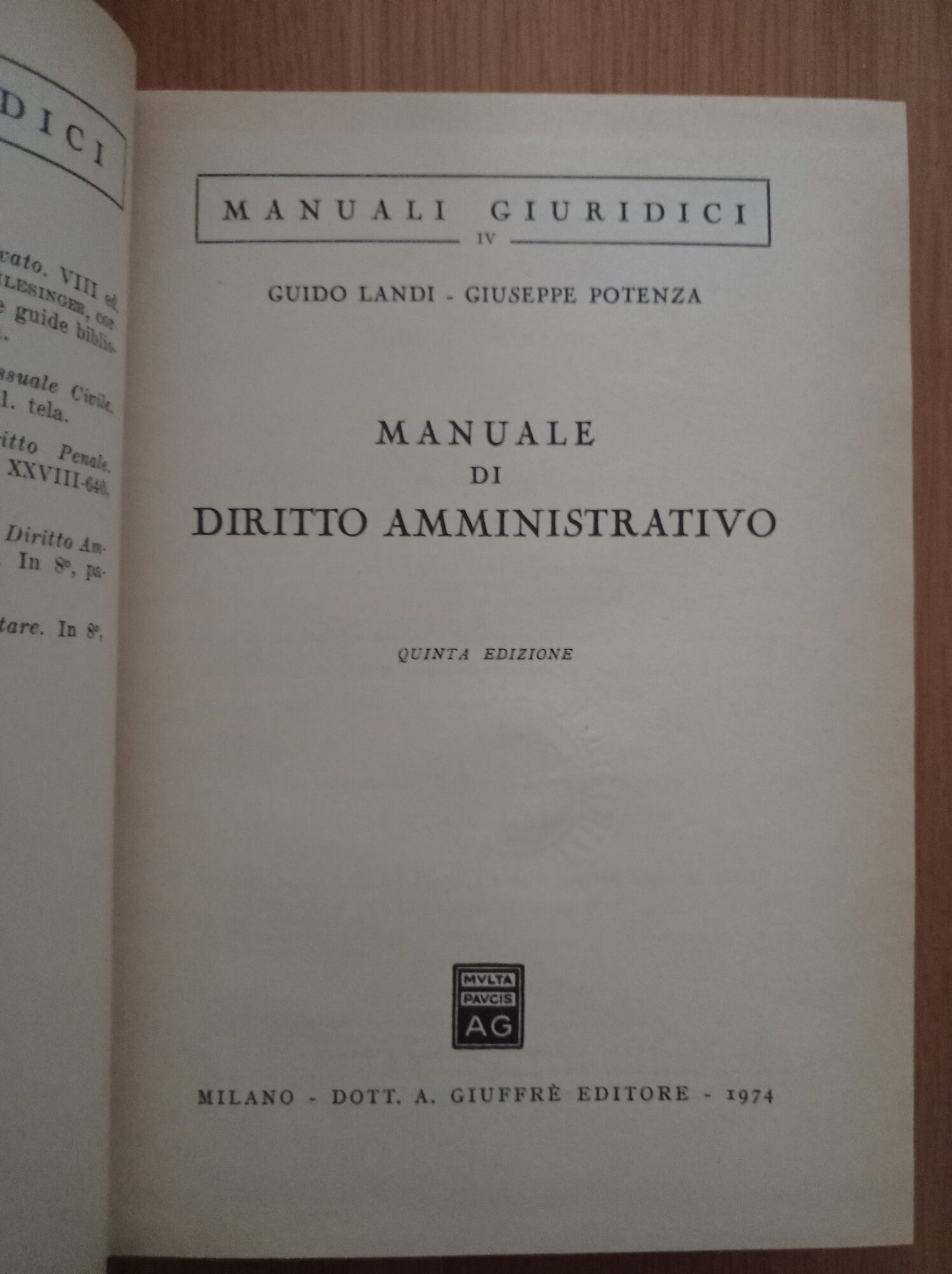 Manuale di diritto amministrativo - copertina