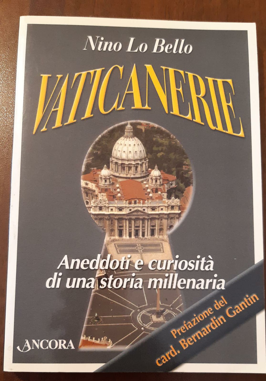 Vaticanerie. Aneddoti e curiosità di una storia millenaria - copertina
