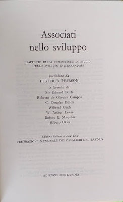 Associati nello sviluppo. Rapporto della commissione di studio sullo sviluppo internazionale - copertina