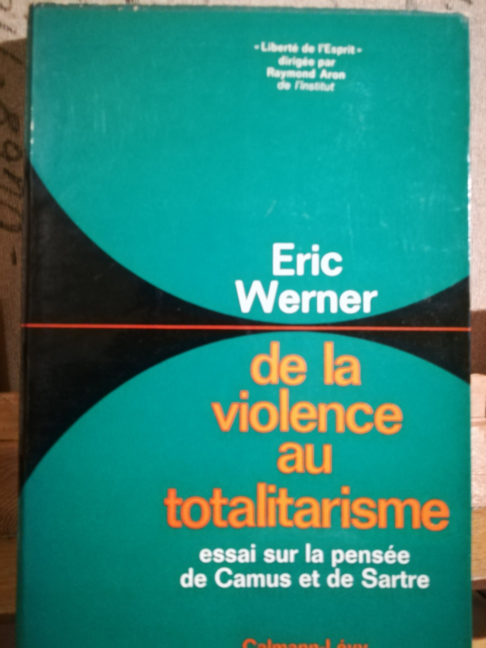 De la violence au totalitarisme. Essai sur la pensée de Camus et de Sartre. - copertina