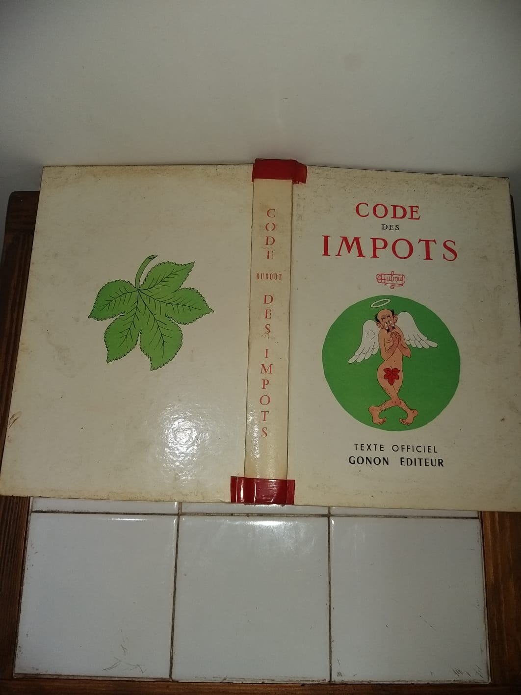 Code général des impots. texte officiel. illustration en couleurs de dubout. - copertina