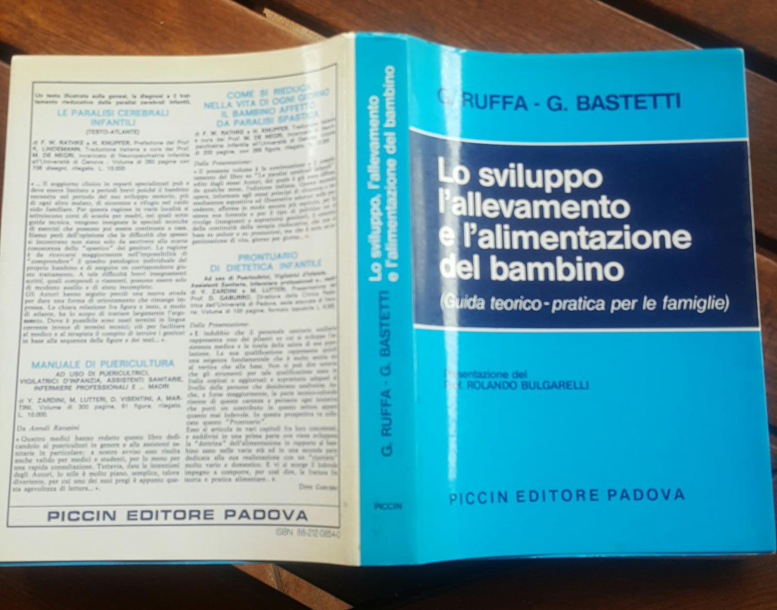 Lo sviluppo, l'allevamento e l'alimentazione del bambino. Guida teorico pratica per le famiglie - copertina