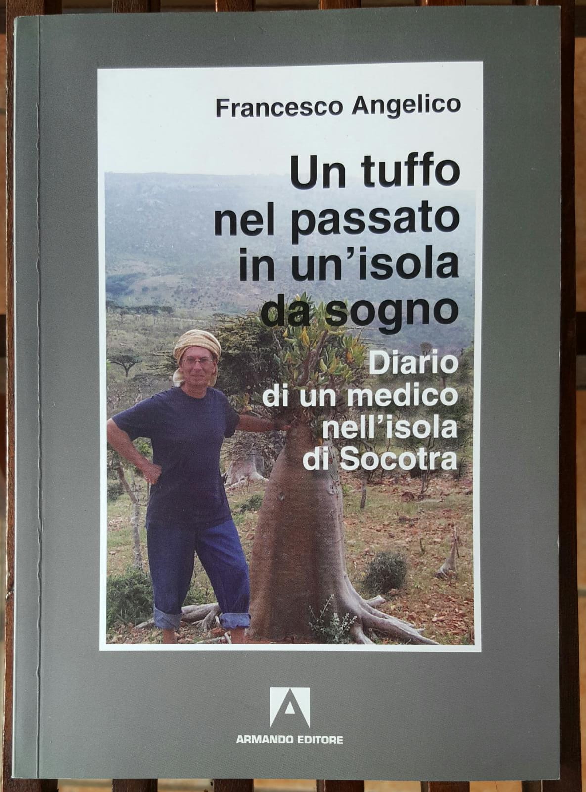Un tuffo nel passato in un'isola da sogno. Diario di un medico nell'isola di Socotra - copertina